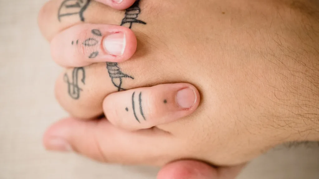 tatuajes en zonas con mucho roce: Tatuajes en zonas con mucho roce: qué funciona y qué no dura
