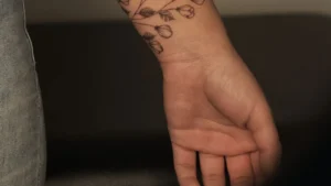 tatuaje en verano: Tatuaje en verano: qué le pasa realmente a tu piel y cómo gestionarlo