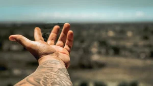 piscina con tatuaje recién hecho: Piscina y tatuaje: el error que más vemos en verano en el estudio